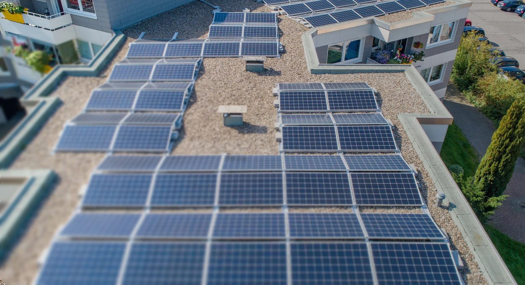 Photovoltaikanlage auf einem Flachdach eines Mehrfamilienhauses
